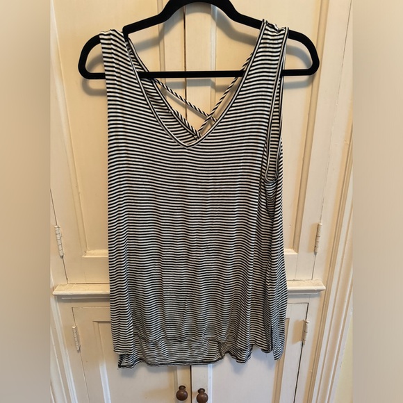Women’s sz M black and white cross cross back tank - Picture 1 of 3